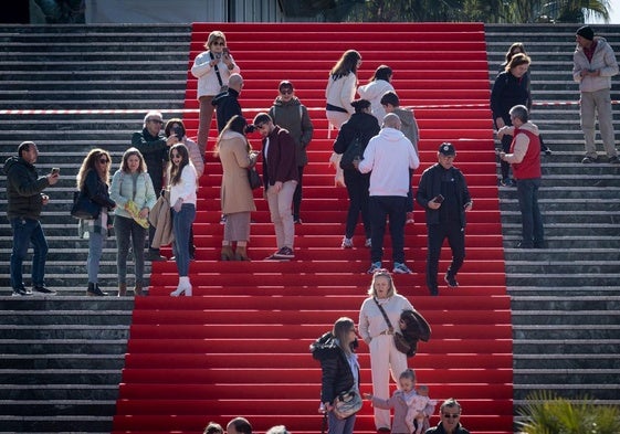 Granadinos subiendo y bajando por la alfombra roja.