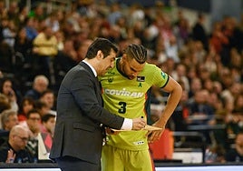Pablo Pin da indicaciones a Gian Clavell (d) durante el partido ante el Girona.