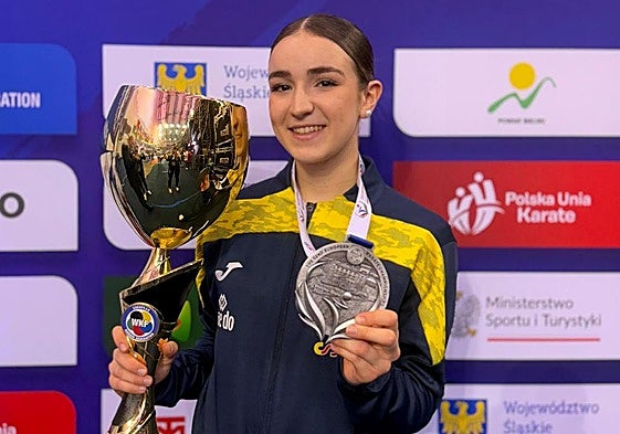 Angulo posa con su presea y con el trofeo federativo en Polonia.