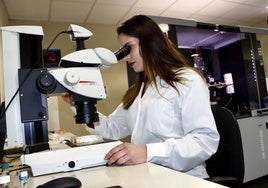 Imagen de una mujer científica investigando en la Universidad de Almería.