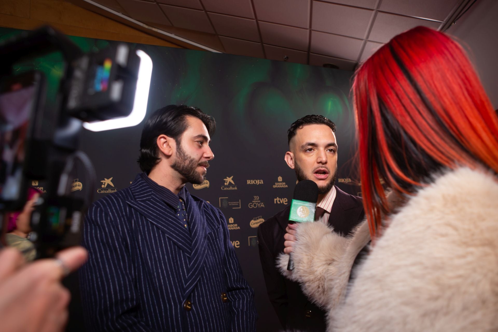 C. Tangana y Yerai Cortés atienden a la periodista de la Academia del Cine.