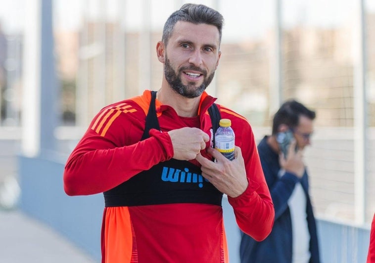 Borja Bastón camina sonriente antes del entrenamiento del Granada.