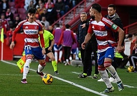 Carlos Neva juega un balón durante el partido contra el Mirandés.