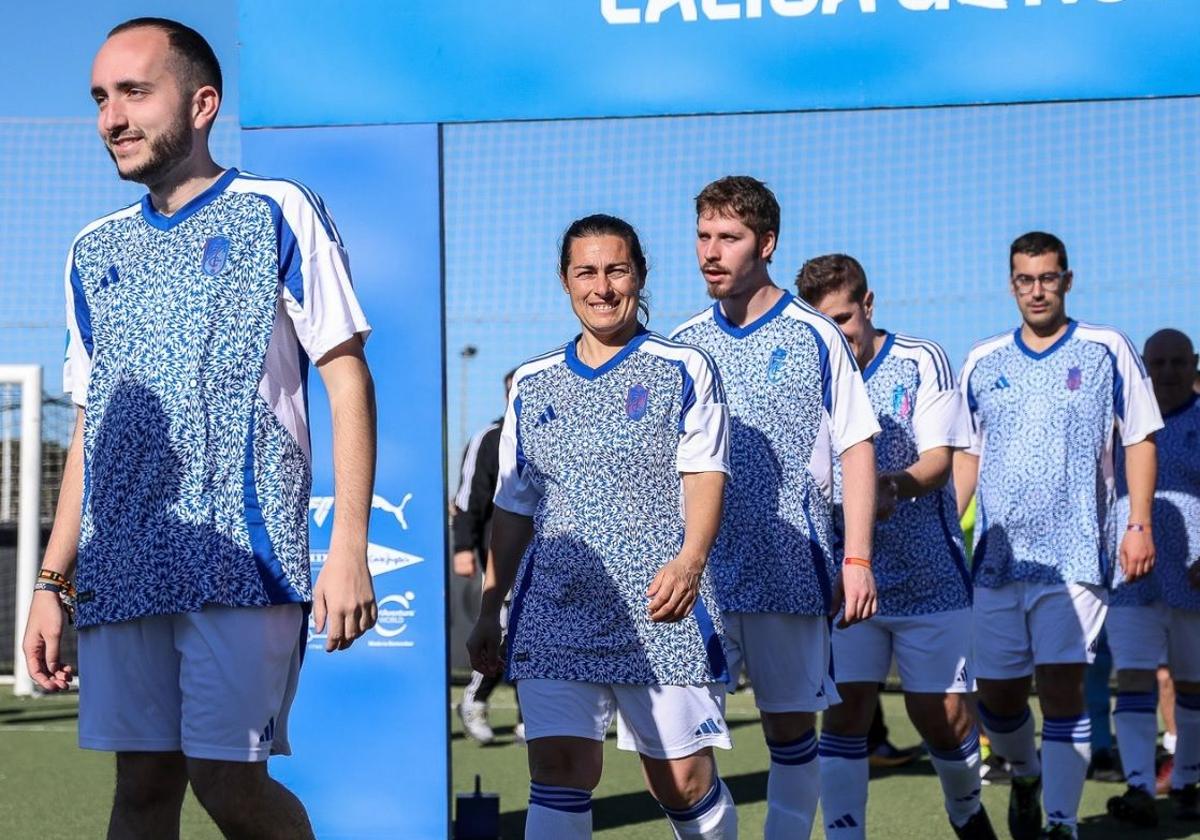 Los futbolistas del Granada salen a jugar uno de sus partidos.