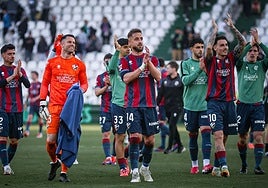 Los futbolistas del Huesca agradecen el apoyo de su afición en Córdoba.