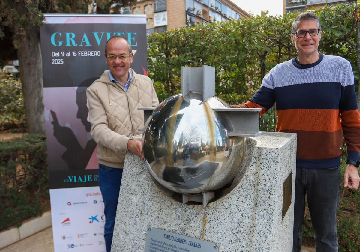 Gustavo Gómez y Jesús Lens, junto al monumento a Emilio Herrera, en el cementerio.