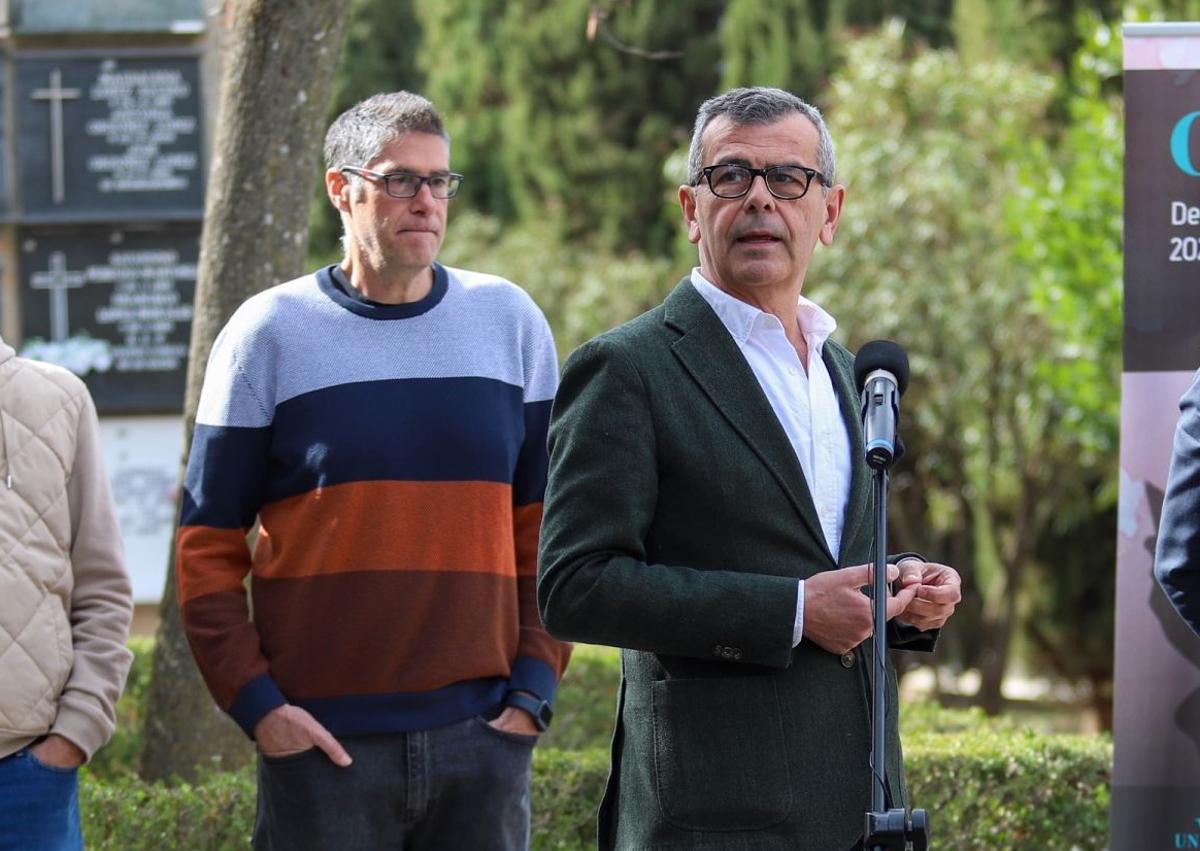 Imagen secundaria 1 - Alumnos del IES Veleta, con los organizadores de Gravite; Juan Ramón Ferreira, concejal d Cultura; y Javier Rivas, director de Área de Negocio de Caixabank.