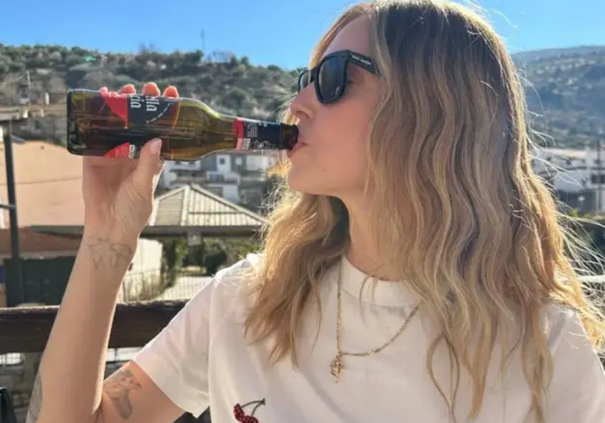 La influencer italiana bebiendo una cerveza durante su visita a Pinos Genil.