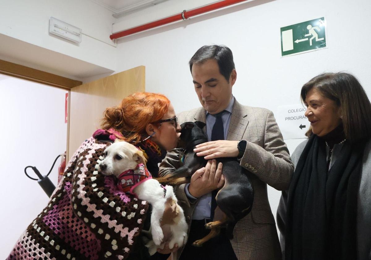 El consejero de Justicia de la Junta, José Antonio Nieto, con los perros adiestrados en Huelva.