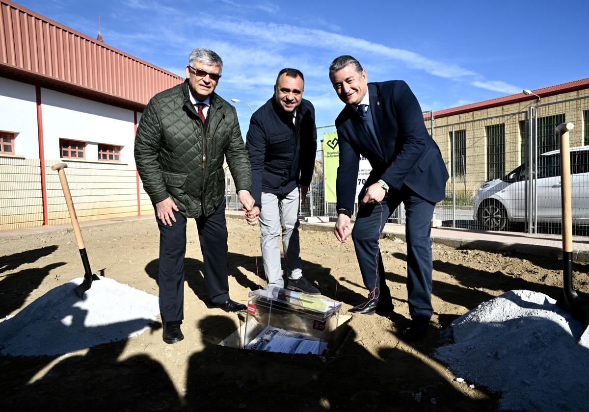 Colocación de la primera piedra de las obras del Parque de Bomberos de Guadix.