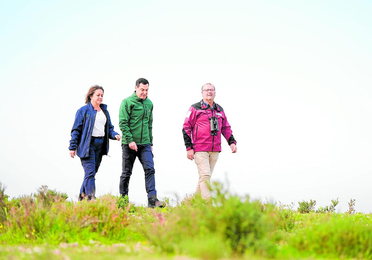 Juanma Moreno, la consejera Catalina García y el director del Espacio Natural de Doñana, Juan Pedro Castellano.