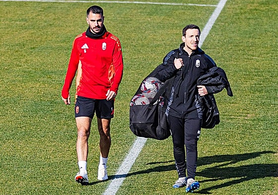 Pablo Insua termina sus ejercicios en solitario junto al readaptador Manu Dimas.