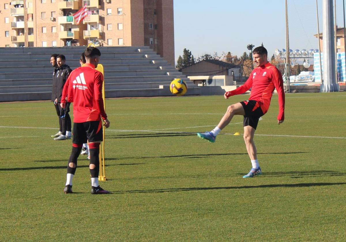 Sergio Ruiz da toques a un balón junto a Carlos Neva.