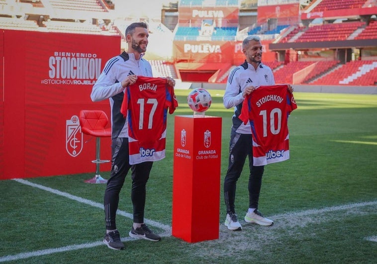 Borja Bastón y Stoichkov, durante su presentación conjunta.