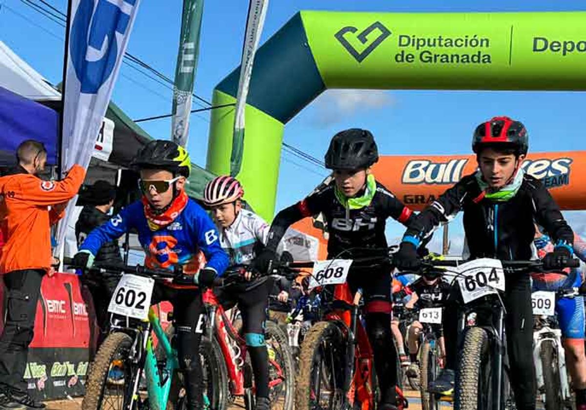 Varios ciclistas realizan la salida en el circuito de Alhendín.