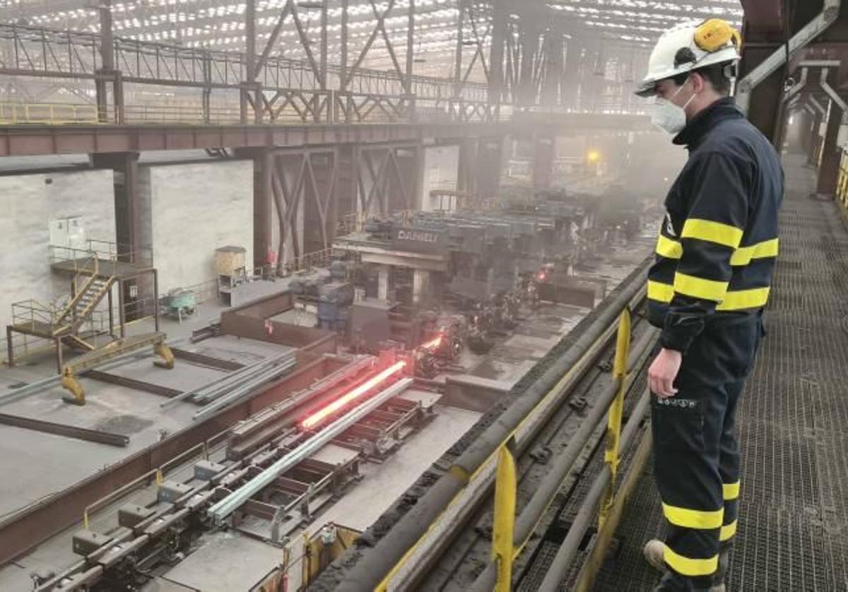 Un trabajador en Siderúrgica Balboa, en Jerez de los Caballeros