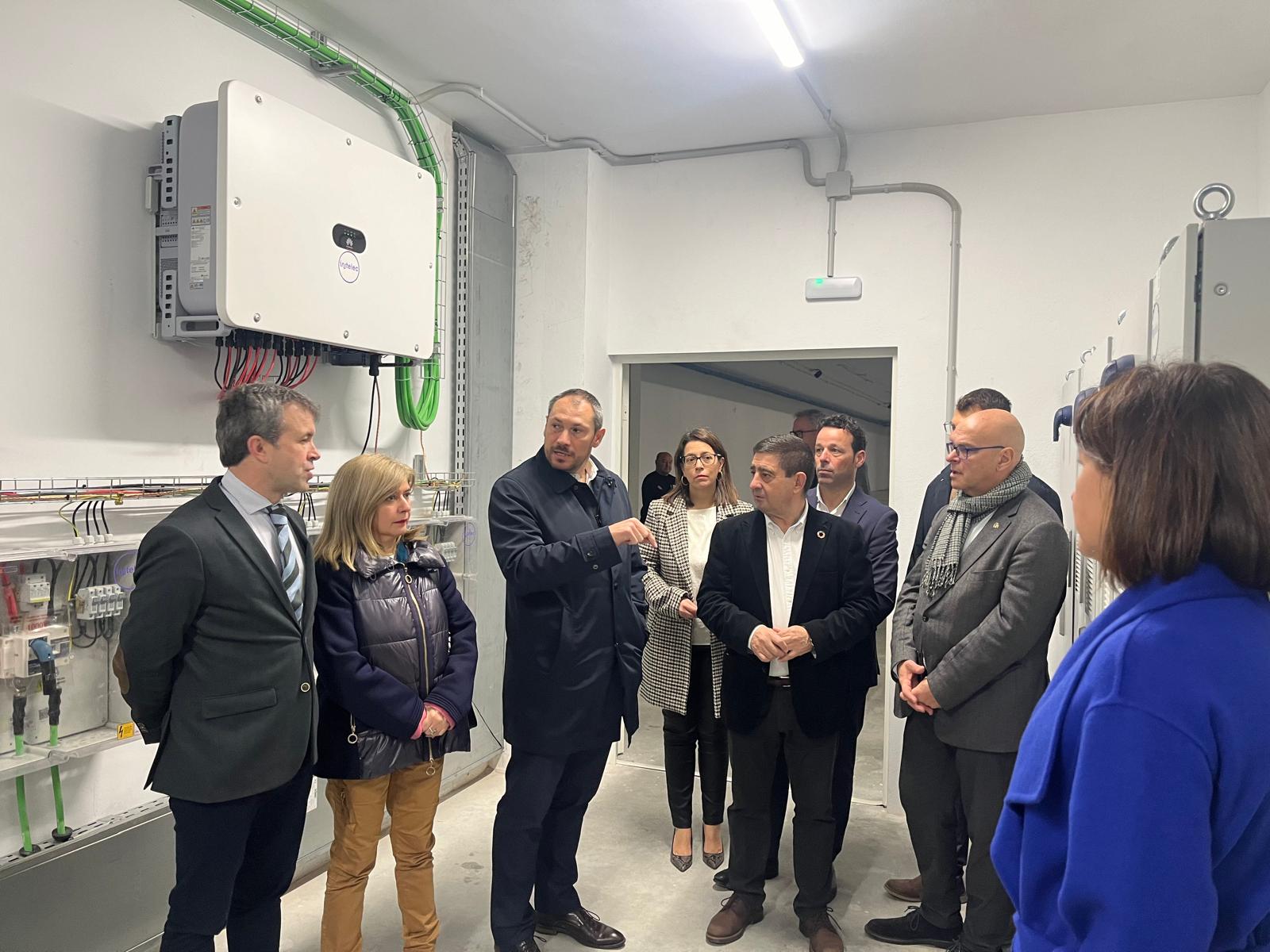 Antonio Ruano de la empresa Intelec explica a los representantes de las administraciones la instalación desarrollada en el Olivo Arena y en Ifeja.