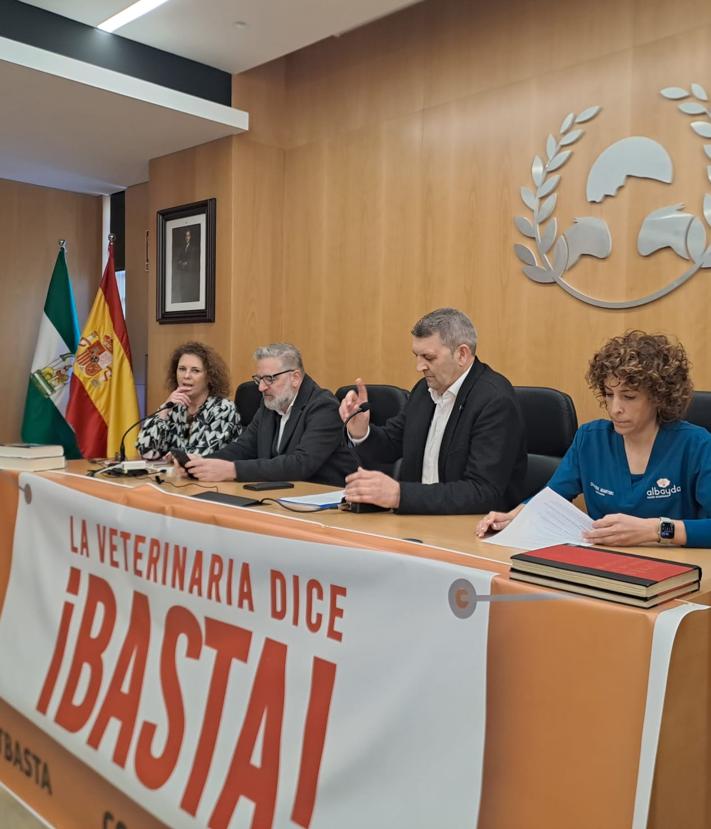 Imagen secundaria 2 - Aspecto del salón de actos, con perros entre los asistentes. En la mesa, Marian Díaz, Raúl Pedregosa, Francisco Cerezuela y Ana Martínez.