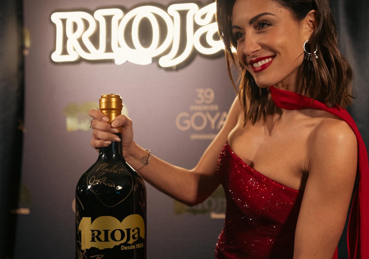 Hiba Abouk con una de las botellas.