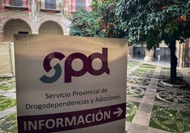 Cartel que indica la ubicación del centro de drogodependencias en el patio del Hospital de San Juan de Dios.