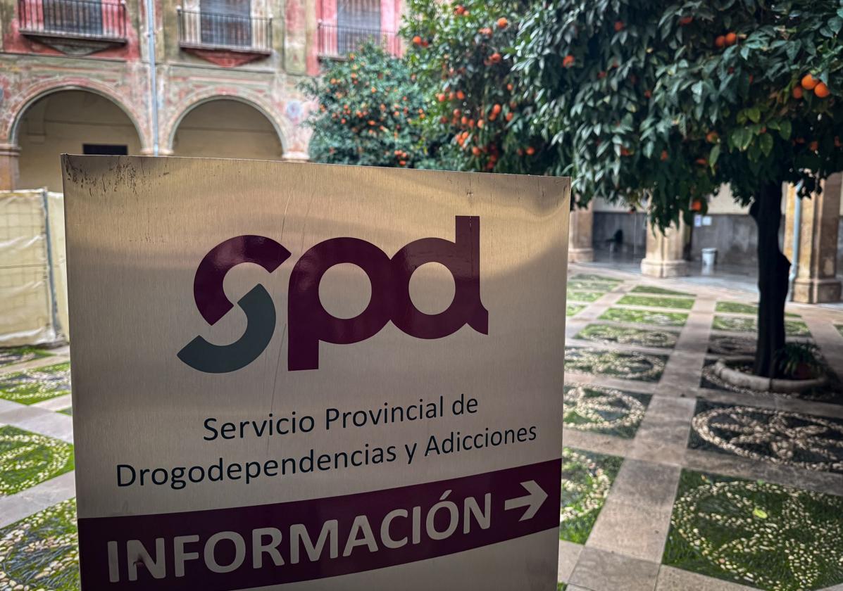 Cartel que indica la ubicación del centro de drogodependencias en el patio del Hospital de San Juan de Dios.