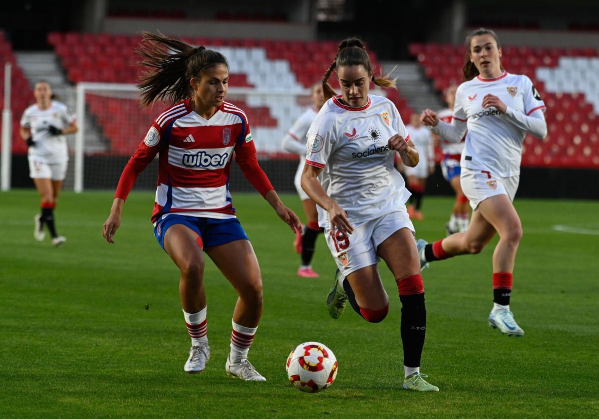 Laura Pérez persigue a una rival en Los Cármenes esta temporada.