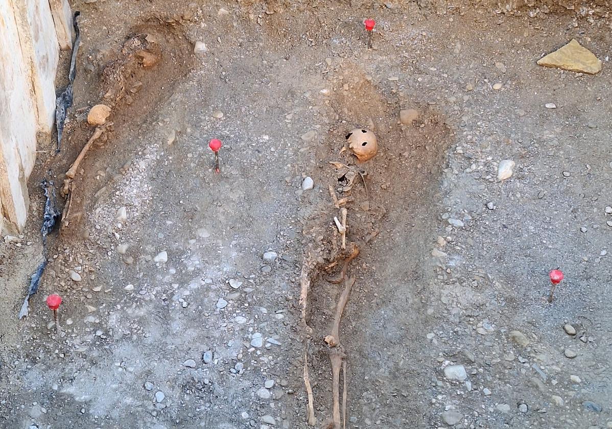 Cadáveres localizados en una zanja de la calle San Ramón de Churriana de la Vega.