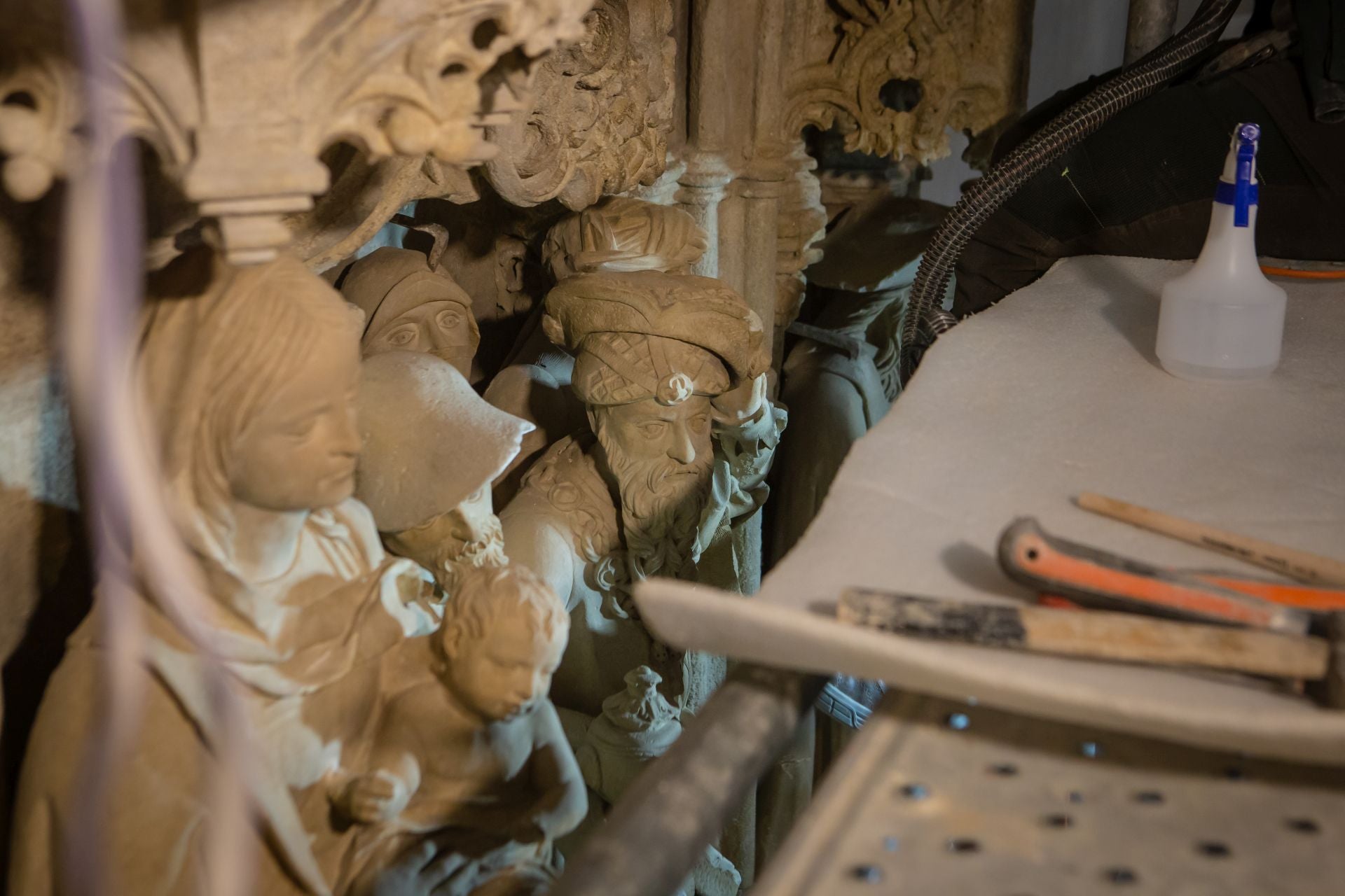 Una jornada de trabajo con los restauradores de la portada de la Capilla Real