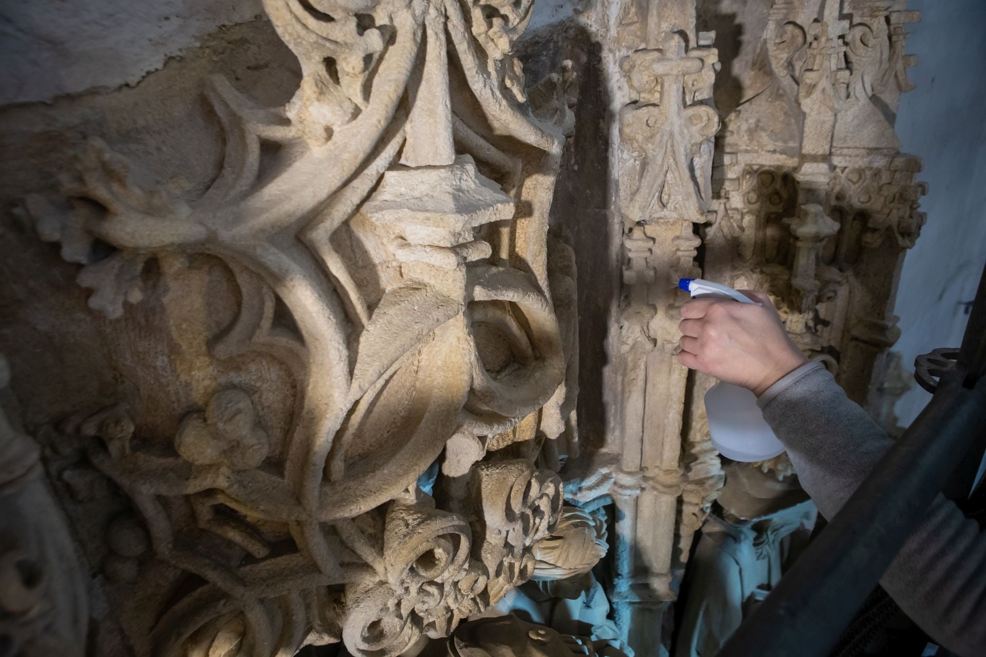 Una jornada de trabajo con los restauradores de la portada de la Capilla Real