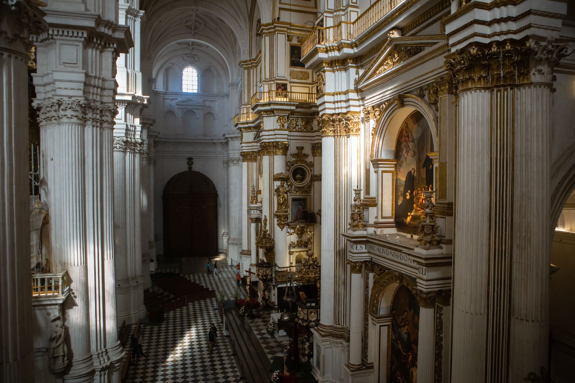 Una jornada de trabajo con los restauradores de la portada de la Capilla Real