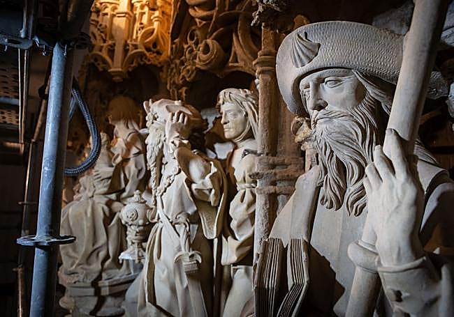 Detalle de las esculturas a diez metros de altura.