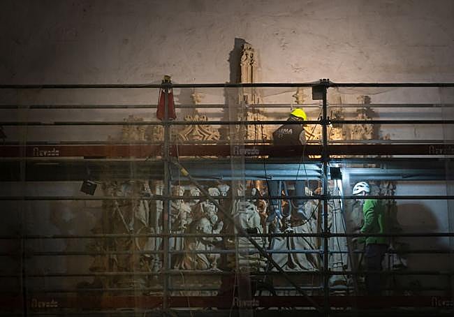 Operarios trabajando en el cuerpo superior del andamio.