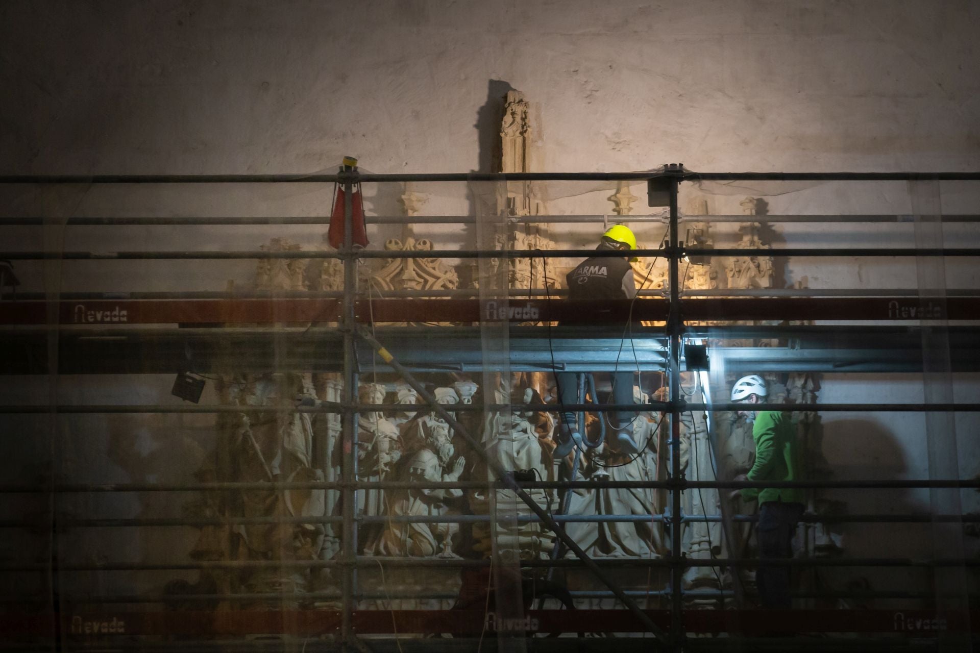 Una jornada de trabajo con los restauradores de la portada de la Capilla Real
