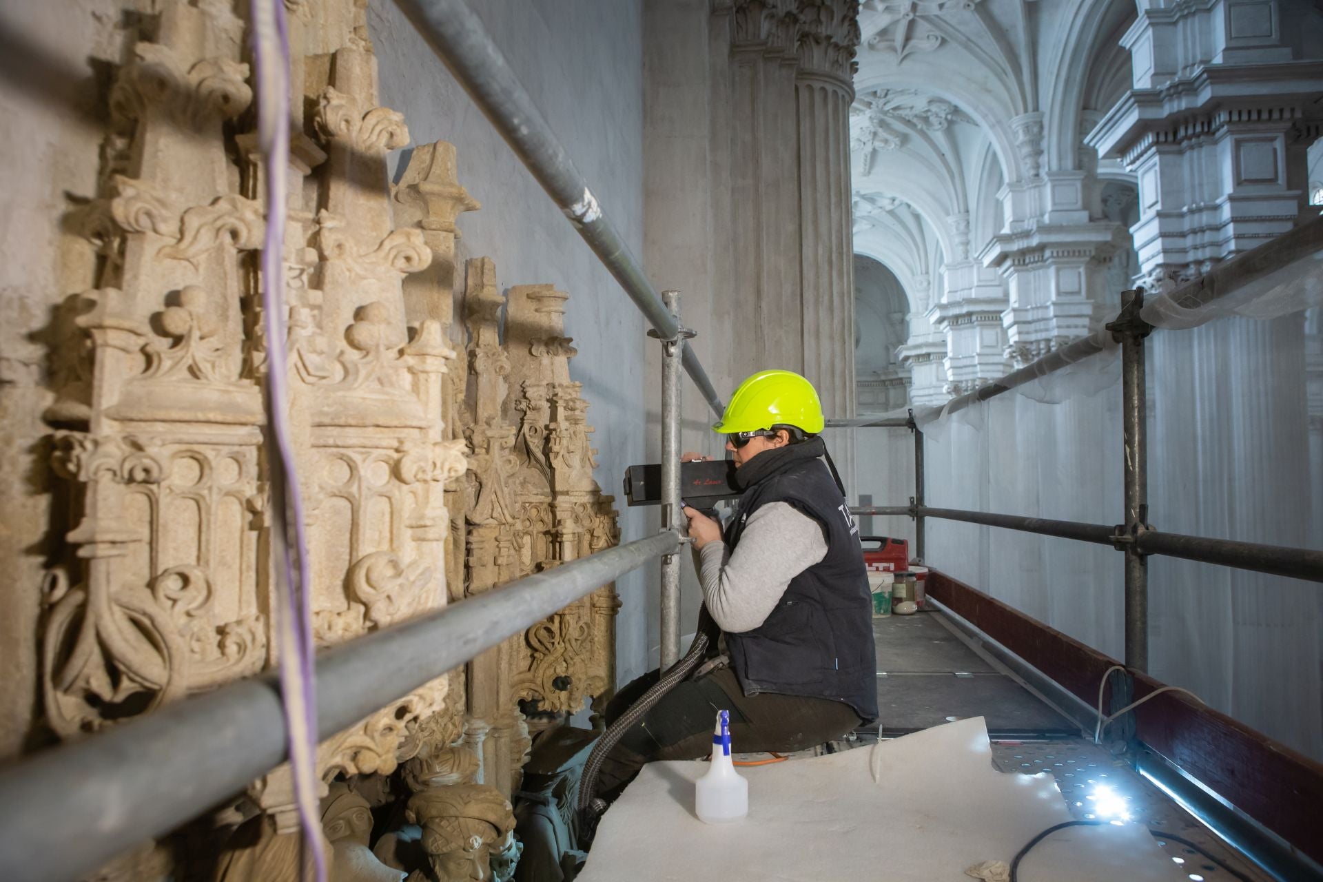 Una jornada de trabajo con los restauradores de la portada de la Capilla Real