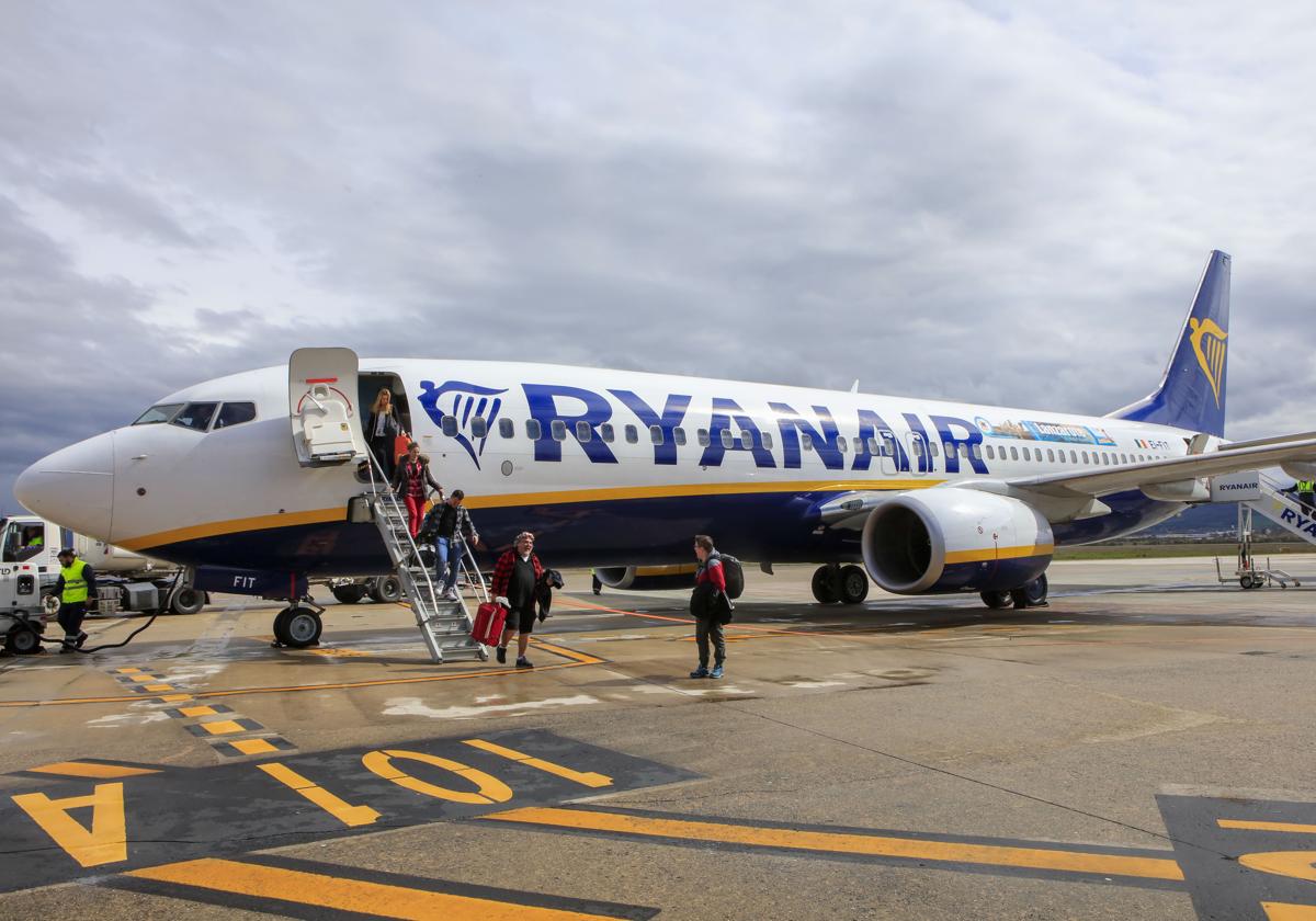 Andalucía sancionará a Ryanair por el cobro «abusivo» del equipaje de mano, según FACUA