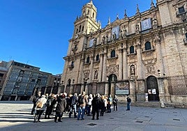 Turistas delante de la Catedral esperando a visitarla.