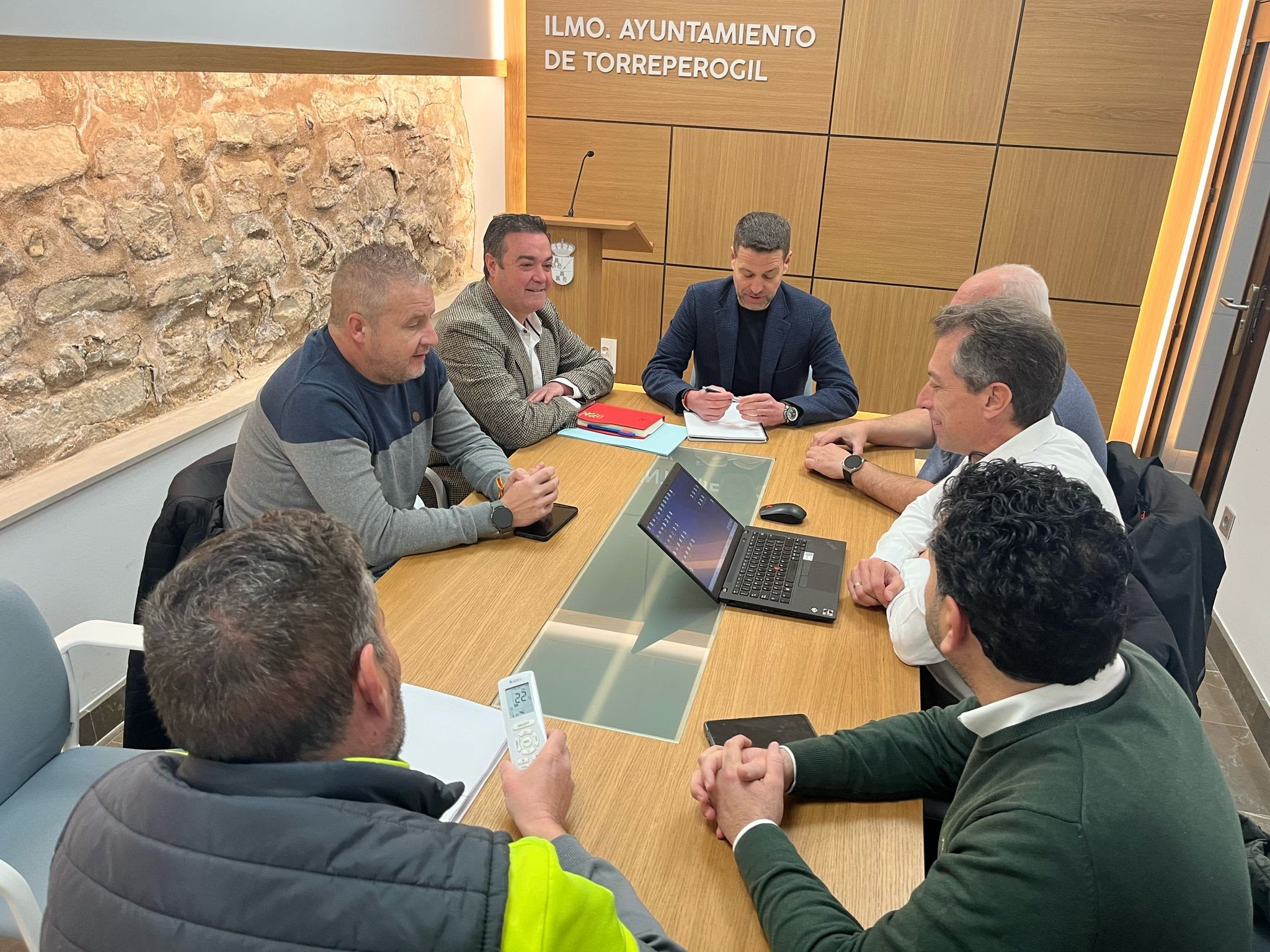 Óscar Gaitán, responsable de e-distribución, durante su reunión con los alcaldes José Ruiz Villar y Luis Miguel López Barrero.