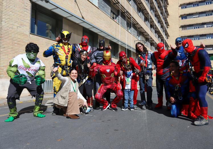 Los superhéroes tras deslizarse por la fachada dl Materno-Infantil.