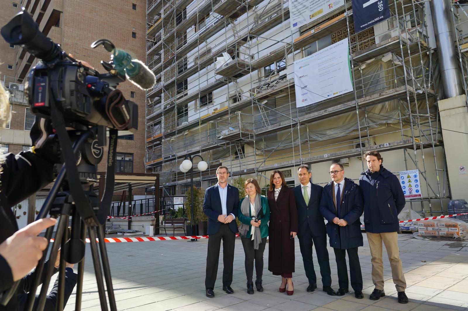 La consejera Rocío Díaz visita uno de los edificios que se beneficia de las ayudas, la mancomunidad de Sierra Mágina.