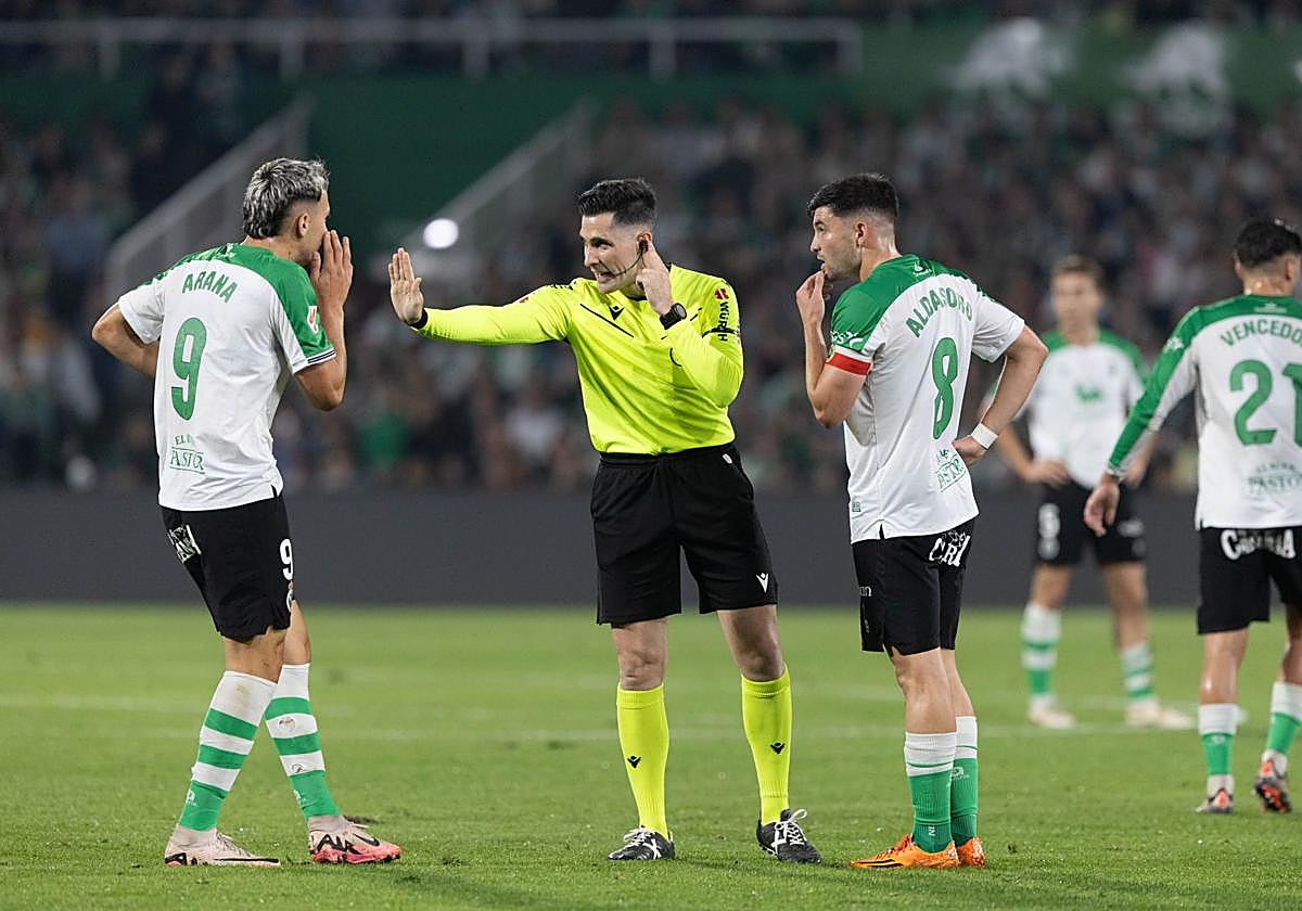 El colegiado Fuentes Molina, durante un partido del Racing de Santander esta temporada.