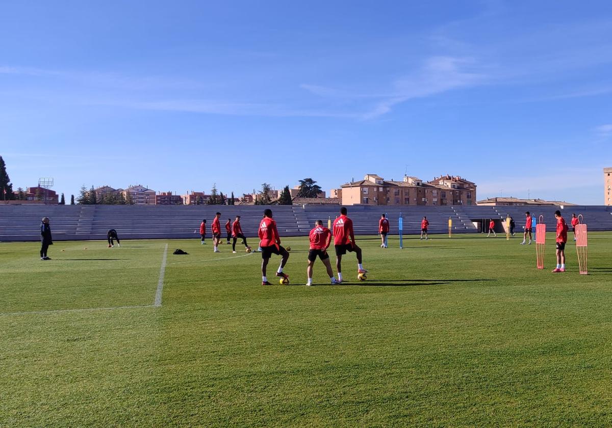 Los futbolistas rojiblancos saltaron al campo de entrenamiento de la Ciudad Deportiva pasadas las 10.30 horas de la mañana.