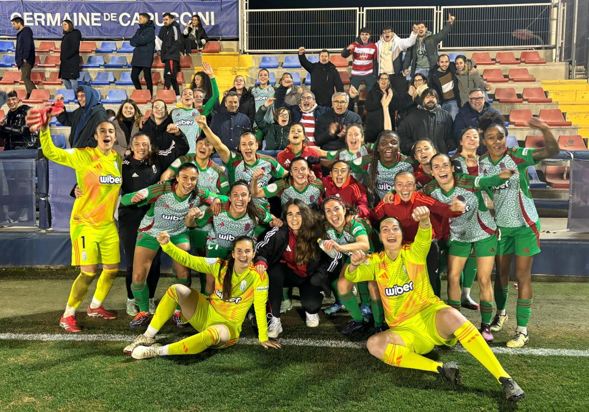 Las futbolistas nazaríes celebran el pase a semifinales de Copa en Buñol.