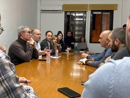 Tellado, con representantes del PP jienenses, en la reunión con vecinos de Bailén.