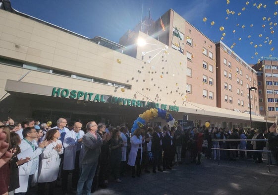 Suelta de globos por el Día Contra el Cáncer Infantil, en el Hospital Materno-Infantil de Jaén.