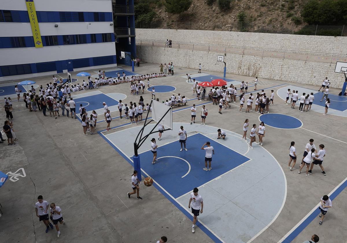 Foto de archivo de unos escolares en unas pistas deportivas.