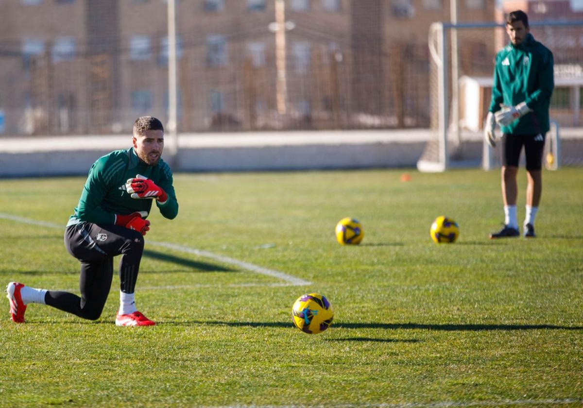 Luca Zidane participa en un ejercicio de calentamiento en la Ciudad Deportiva del Granada.