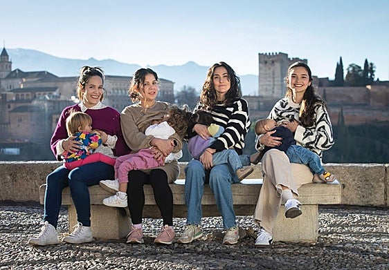 Estrella,Marely, Lola y Carolina, amamantando a sus bebés en San Nicolás.