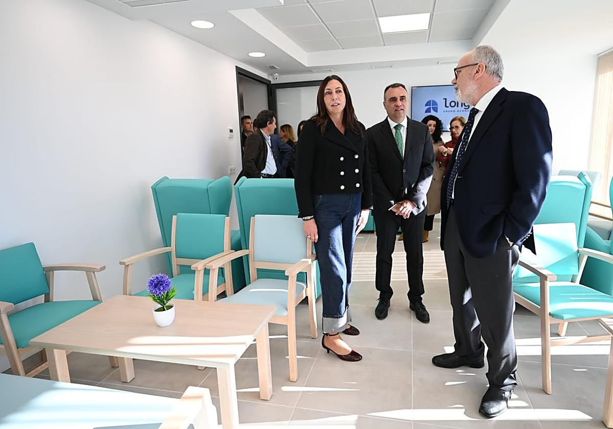 Acompañada por el delegado del Gobierno en Granada, Antonio Jesús Granados; y el presidente de Grupo de Longea, Rafael Martín, entre otras autoridades, la consejera ha destacado «el trabajo en red» llevado a cabo en este proyecto,.