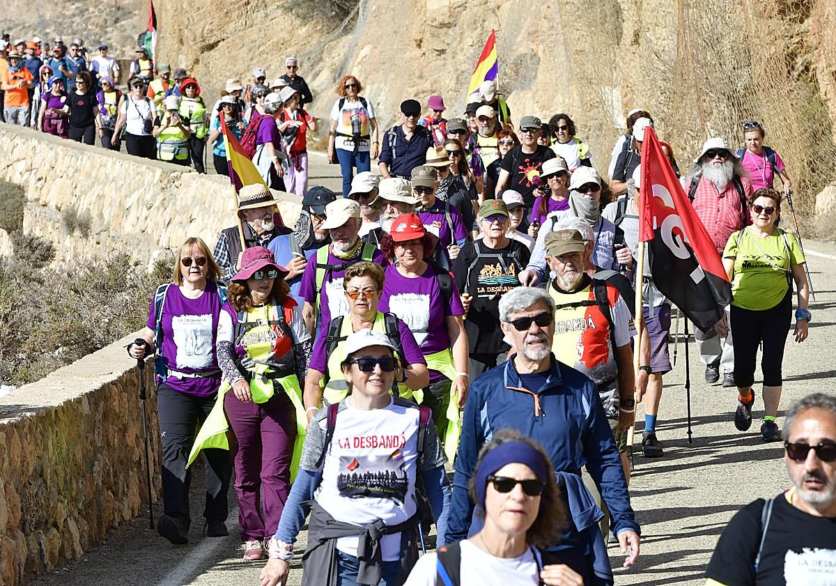 Imagen principal - Más de 4.000 personas en un camino contra el olvido de la masacre de &#039;La Desbandá&#039;