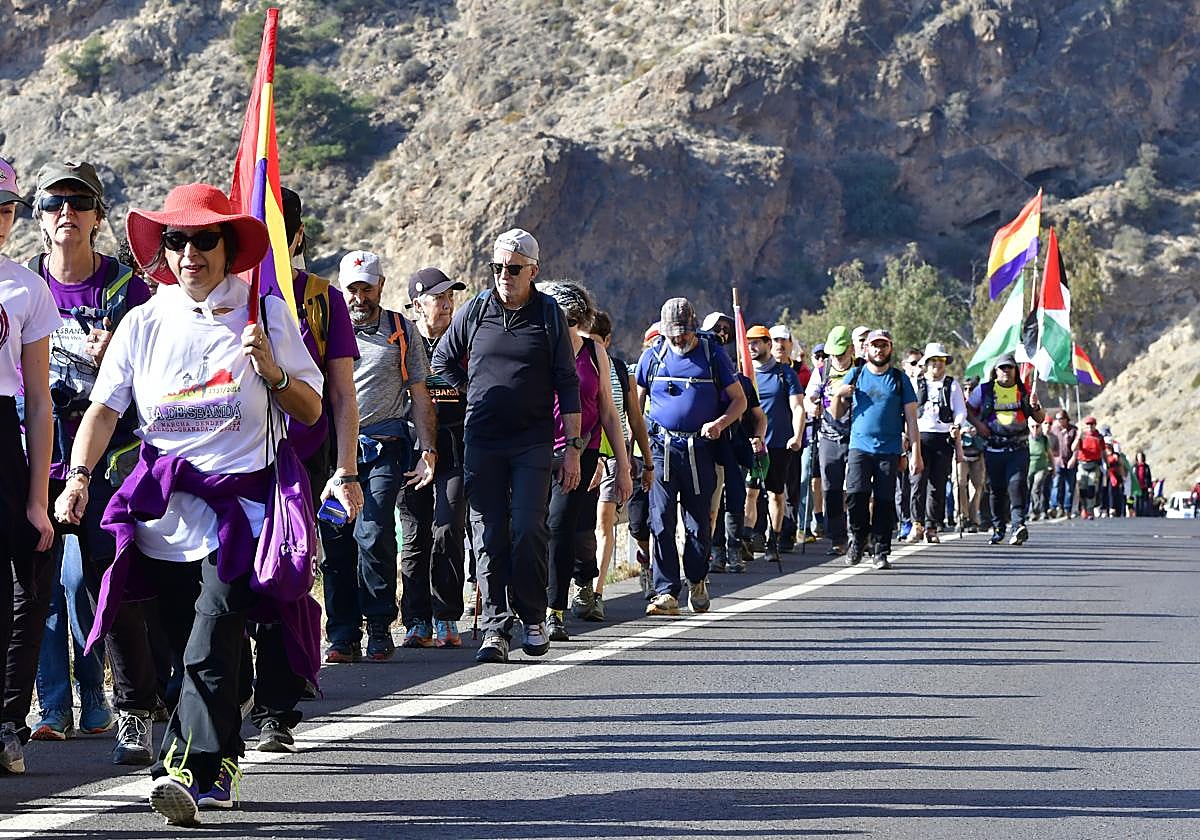 Más de 4.000 personas en un camino contra el olvido de la masacre de 'La Desbandá'